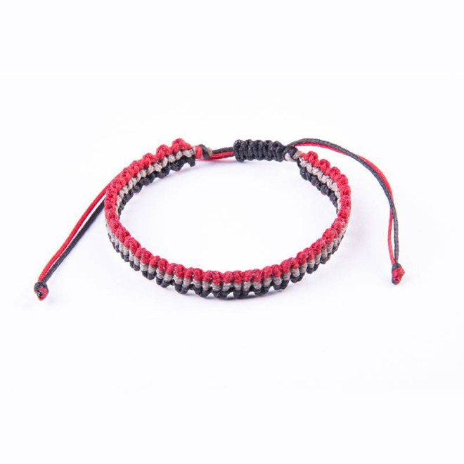 Βραχιόλι μακραμέ με σκούρο μπλε-κόκκινο-γκρι κερωμένο κορδόνι, κλείνει με αυξομείωση