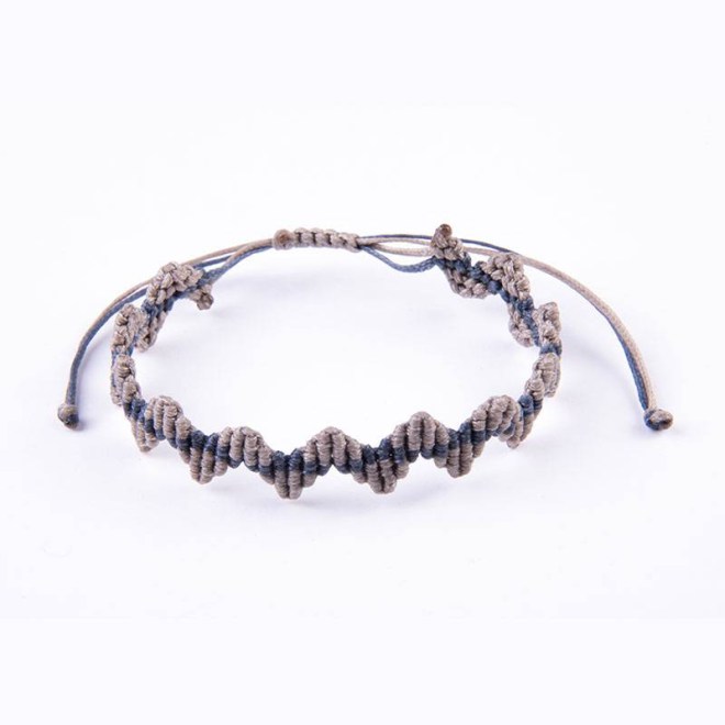 Βραχιόλι zig zag γκρι -μπλε με κερωμένα κορδόνια, κλείνει με αυξομείωση