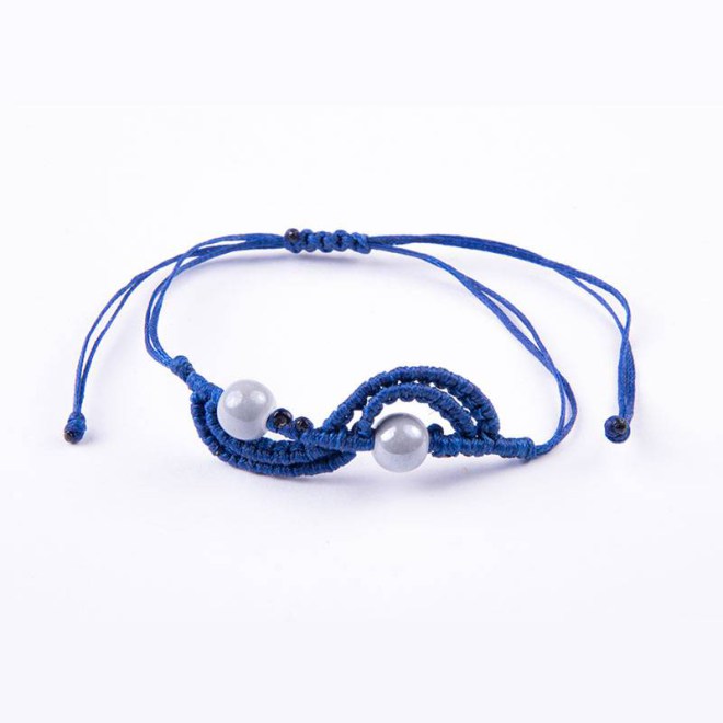 Μακραμέ βραχιόλι WAVE με κεραμικές χάντρες γκρι ανοιχτό και μπλε κερωμένο κορδόνι, κλείνει με αυξομείωση