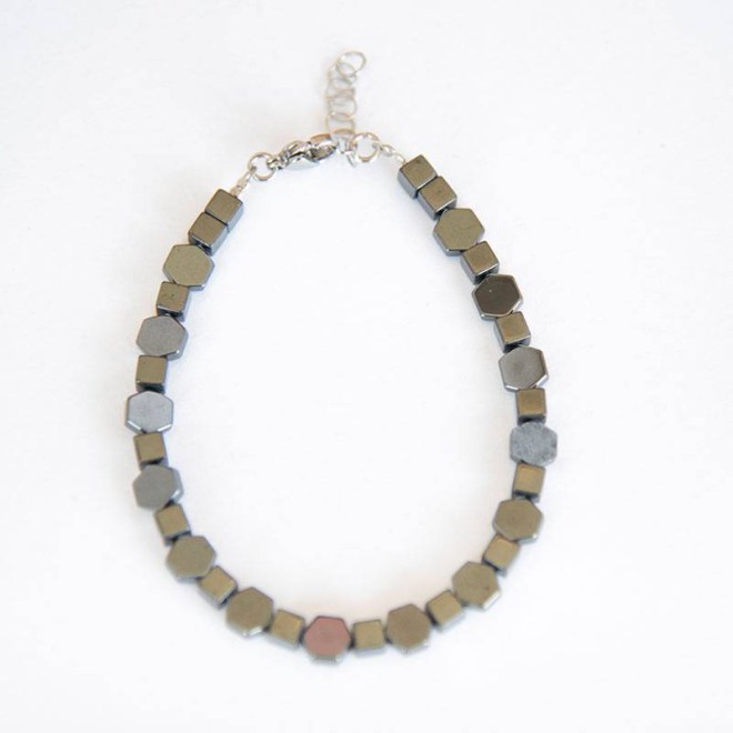 Βραχιόλι με αιματίτη πολυγωνικό και τετράγωνο σε μαύρο, ατσάλινο κούμπωμα