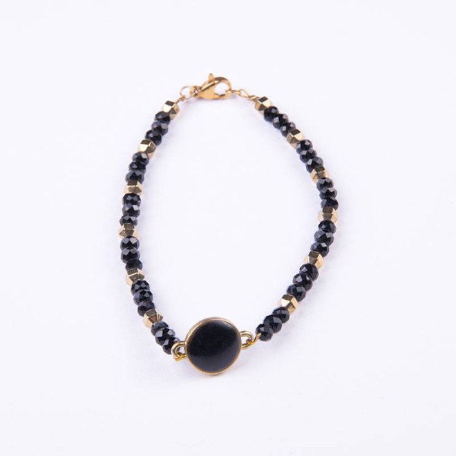 Βραχιόλι με μοτίφ μεταλλικό χρυσό με μαύρο σμάλτο, κρυστάλλινες χάντρες μαύρες 4mm, πολυγωνικό αιματίτη χρυσό  ατσάλινο κούμπωμα