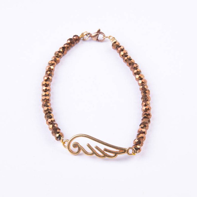 Βραχιόλι με μοτίφ μεταλλικό χρυσό φτερό, κρυστάλλινες  χάντρες σε χρυσό 4mm, και ατσάλινο κούμπωμα