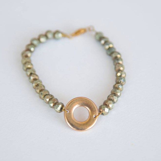 Βραχιόλι με μοτίφ ατσάλινο χρυσό κύκλος, κρυστάλλινες  χάντρες σε χρυσό-πράσινο 6mm, και ατσάλινο κούμπωμα