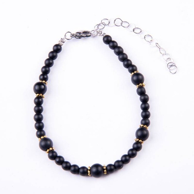 Βραχιόλι με μαύρο όνυχα 6 και 4mm, ενδιάμεσα μεταλλικές ροδέλες σε χρυσό και ατσάλινο κούμπωμα