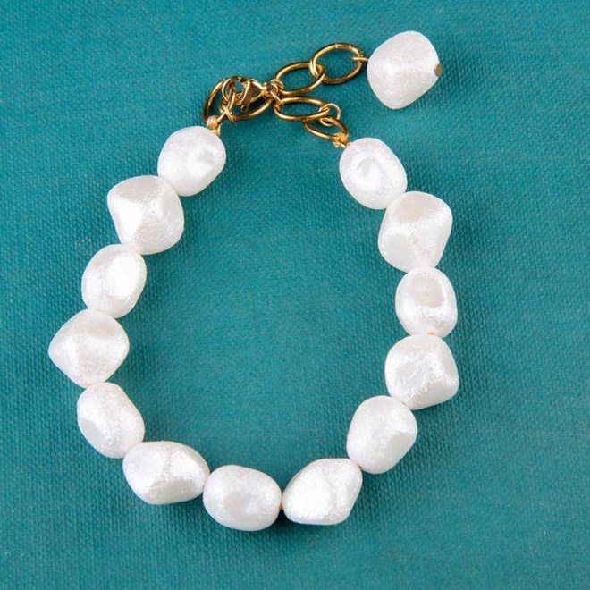 Βραχιόλι με ακρυλικές πέρλες απομίμηση μαργαριταριού και ατσάλινο κούμπωμα