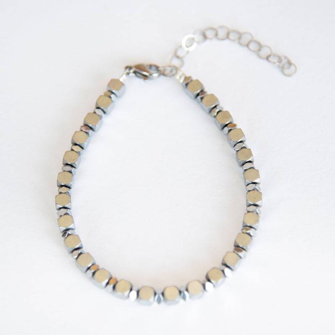 Βραχιόλι με αιματίτη τετράγωνο, ροδέλες αιματίτη τετράγωνες σε φυσικό χρώμα και ατσάλινο κούμπωμα