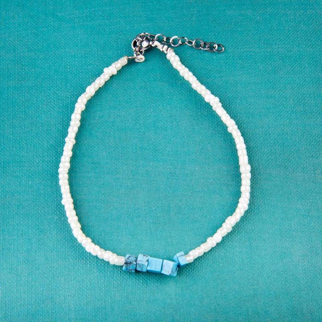 Βραχιόλι ποδιού με γυάλινες χάντρες περλέ πράσινο ανοιχτό, χαολίτη τυρκουάζ τετράγωνο και ατσάλινο κούμπωμα