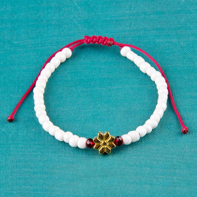 Βραχιόλι με κρυστάλλινες χάντρες κόκκινες 4mm, γυάλινες χάντρες λευκές και μεταλλικό μοτίφ χρυσό λουλούδι, κλείνει με αυξομείωση