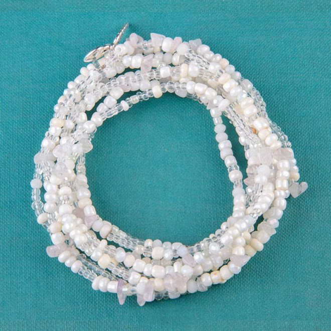Βραχιόλι πολυμορφικό wrap με γυάλινες χάντρες λευκές, διάφανες,γυάλινα τσιπς διάφανα σε κορδόνι σιλικόνης