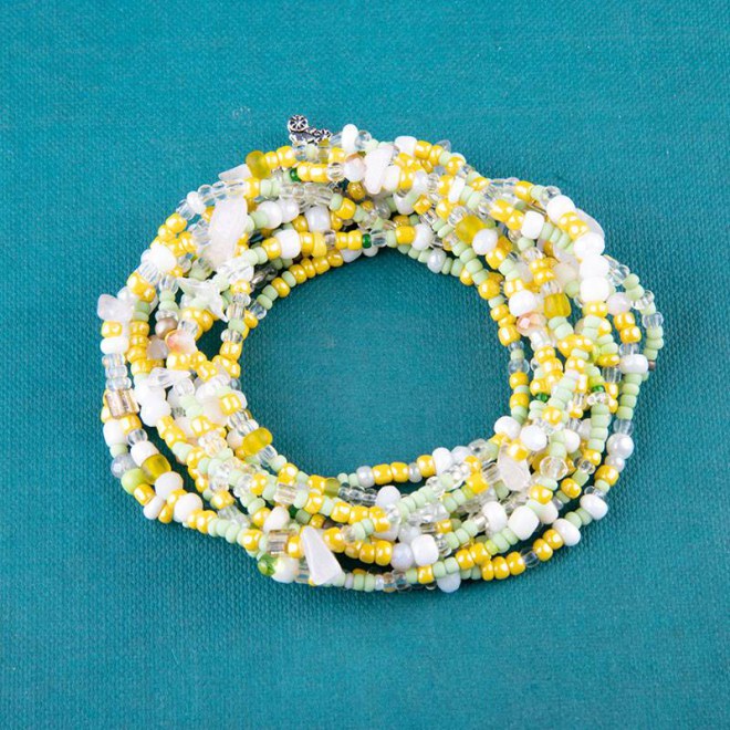 Βραχιόλι πολυμορφικό wrap με γυάλινες χάντρες λευκές, κίτρινες περλέ, διάφανες, γυάλινα τσιπς σε κορδόνι σιλικόνης