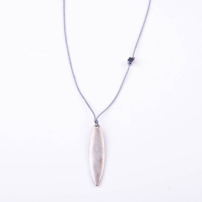 Κολιέ με μοτίφ μεταλλικό σανίδα του surf και τετράγωνη χάντρα αιματίτη, σε γκρι κορδόνι, κλείνει με αυξομείωση