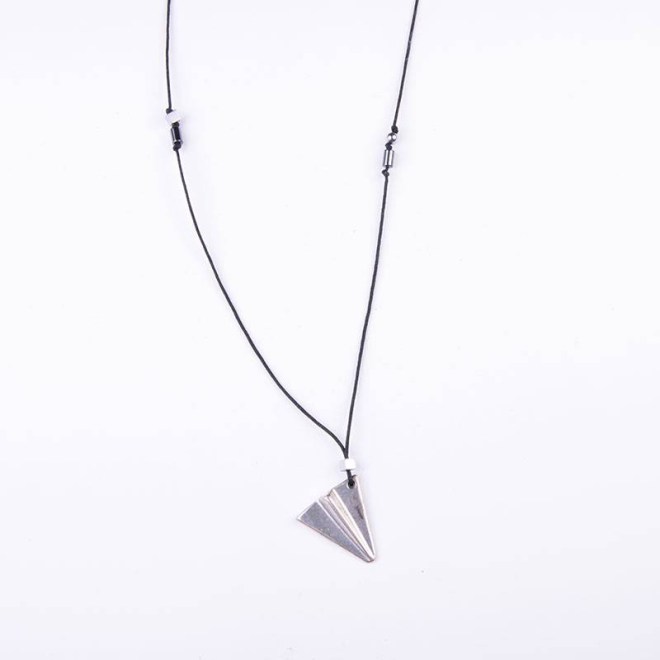 Κολιέ με μοτίφ μεταλλικό σαϊτα και χάντρες αιματίτη, σε μαύρο κορδόνι, κλείνει με αυξομείωση