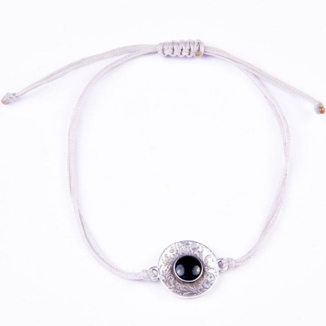 Βραχιόλι με επάργυρο έθνικ μοτίφ στρόγγυλο και μαύρο σμάλτο σε γκρι κερωμένο κορδόνι, με αυξομείωση