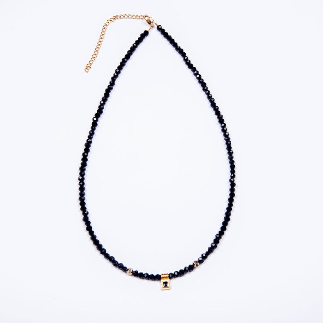 Χειροποίητο κολιέ με μαύρες κρυστάλλινες χάντρες, και αιματίτες σε χρυσό 6mm, με επίχρυσο μοτίφ 24Κ έθνικ και ατσάλινο κούμπωμα