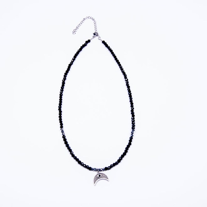 Χειροποίητο κολιέ με μαύρες κρυστάλλινες χάντρες 6mm και αιματίτες με επάργυρο μοτίφ μισοφέγγαρο με μάτι σμάλτο και ατσάλινο κούμπωμα