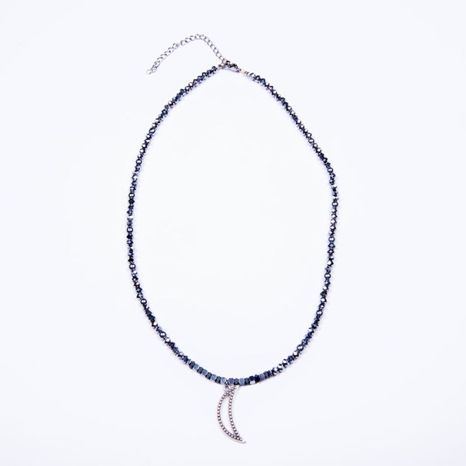 Χειροποίητο κολιέ με νίκελ κρυστάλλινες χάντρες, και αιματίτες 6mm, με επάργυρο μοτίφ φεγγάρι με γράνες και ατσάλινο κούμπωμα