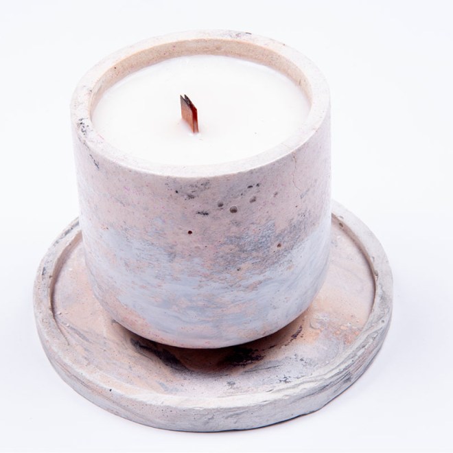Χειροποίητο αρωματικό κερί σόγιας 100γρ με ξύλινο φυτίλι σε χειροποίητο τσιμεντένιο σκεύος και βάση στρόγγυλη