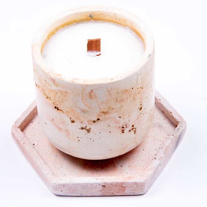 Χειροποίητο αρωματικό κερί σόγιας 100γρ σε χειροποίητο τσιμεντένιο σκεύος και βάση πολύγωνη